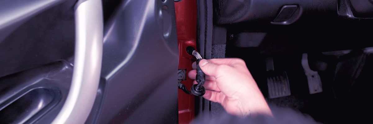 Comment remplacer la charnière de porte de votre voiture sans permis