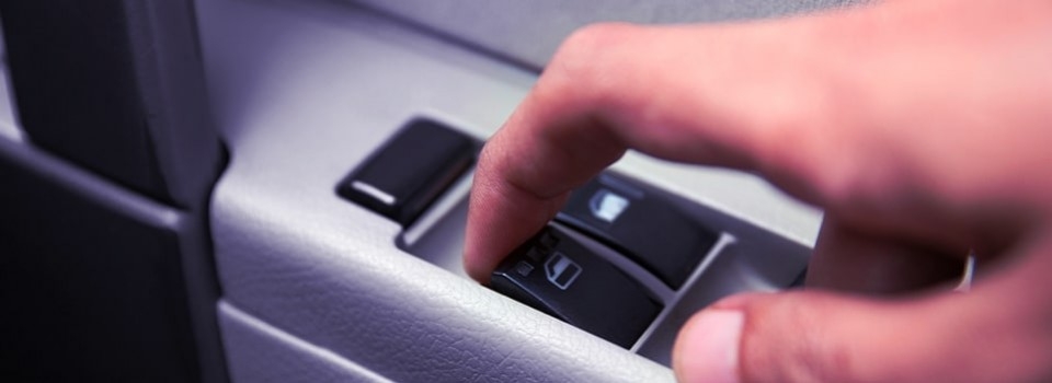Come sostituire un motorino alzacristalli