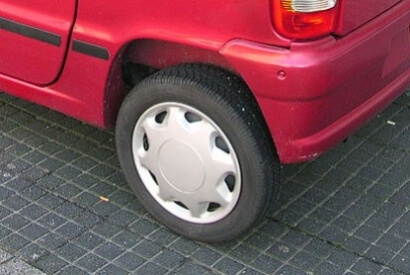 Comment vérifier la pression des pneus sur une voiture sans permis ?