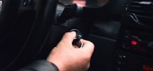 Problème au démarrage : Comment diagnostiquer et tester les relais et le câblage de sa voiture sans permis ?