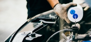 Comment bien contrôler les niveaux de liquides de sa voiture sans permis